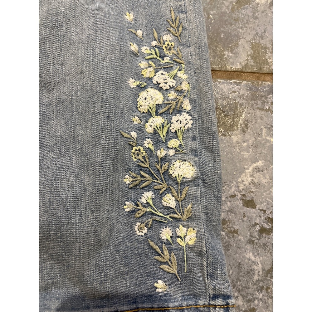 Style & Co Jeans Women's Size 8 Straight Leg Floral Embroidered Light Wash Denim - Picture 8 of 13